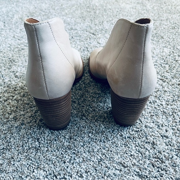 Lucky Brand Womens size 7 beige colored v cut open toe heels - Picture 2 of 4